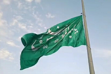 اهتزاز پرچم بزرگ غدیر در کرمانشاه همزمان با آغاز دهانه امامت و ولایت