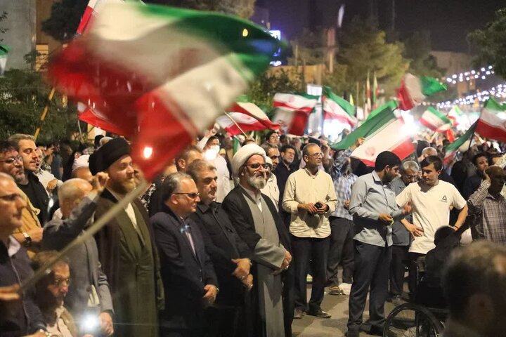 تصاویر / اجتماعات مردمی «شب‌های اقتدار» مردم متدین شهر سمنان در معراج‌ الشهدای میدان سعدی