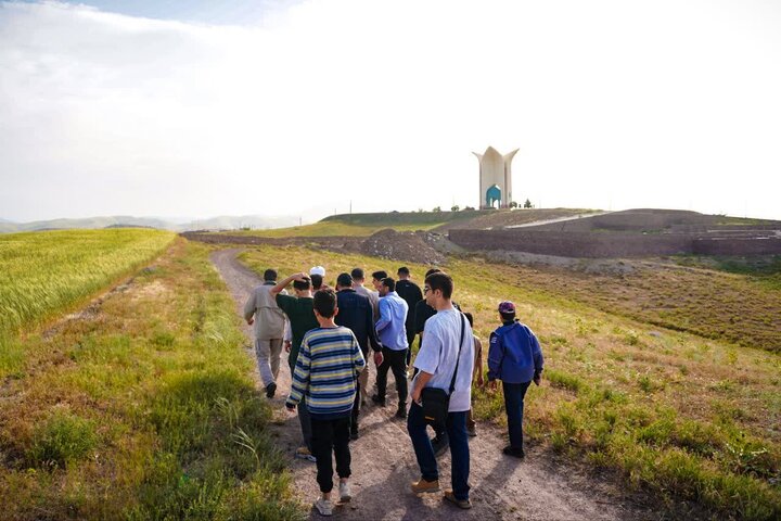 تصاویر /  کوهپیمایی  امام جمعه قزوین با جمعی از جوانان گروه‌ تربیتی مسجد امام صادق علیه الاسلام