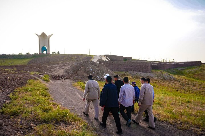 تصاویر /  کوهپیمایی  امام جمعه قزوین با جمعی از جوانان گروه‌ تربیتی مسجد امام صادق علیه الاسلام