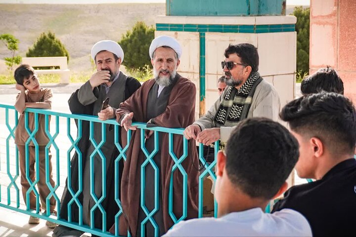 تصاویر /  کوهپیمایی  امام جمعه قزوین با جمعی از جوانان گروه‌ تربیتی مسجد امام صادق علیه الاسلام