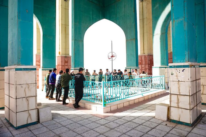 تصاویر /  کوهپیمایی  امام جمعه قزوین با جمعی از جوانان گروه‌ تربیتی مسجد امام صادق علیه الاسلام