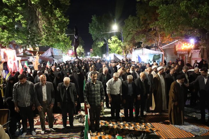 تصاویر/ نودمین  شب از حضور مردم ارومیه در میدان  و اقامه نماز استغاثه به امام زمان (عج)