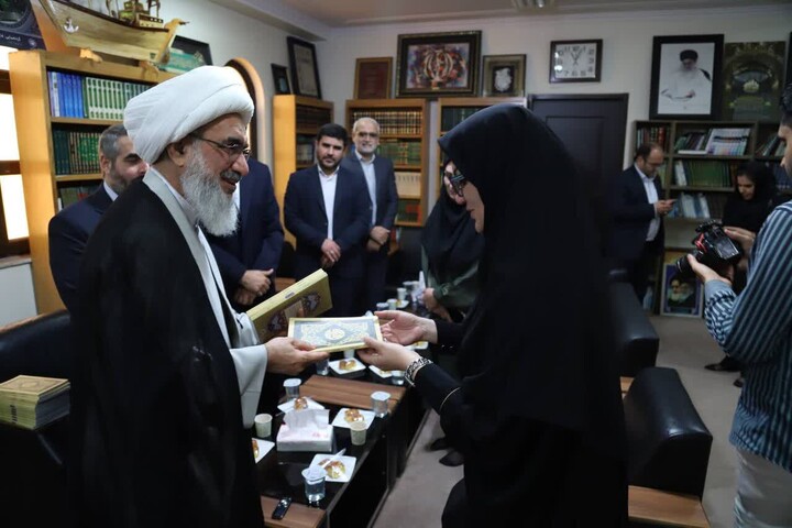 تصاویر/ دیدار دبیرکل نهاد کتابخانه‌های عمومی کشور با امام‌جمعه بوشهر