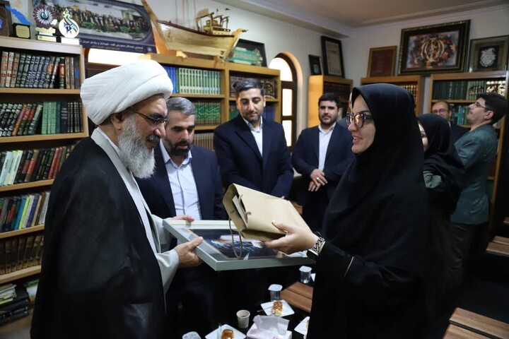تصاویر/ دیدار دبیرکل نهاد کتابخانه‌های عمومی کشور با امام‌جمعه بوشهر