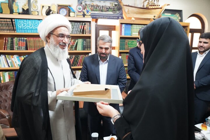 تصاویر/ دیدار دبیرکل نهاد کتابخانه‌های عمومی کشور با امام‌جمعه بوشهر