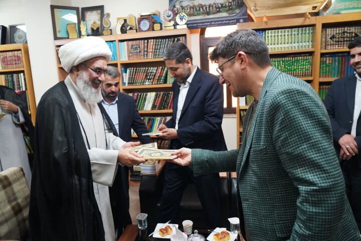 تصاویر/ دیدار دبیرکل نهاد کتابخانه‌های عمومی کشور با امام‌جمعه بوشهر
