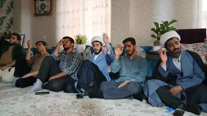 تصاویر / دیدار مدیر ،اساتید وطلاب مدرسه علمیه شیخ الاسلام قزوین با مادر هشت شهید دفاع مقدس سوم