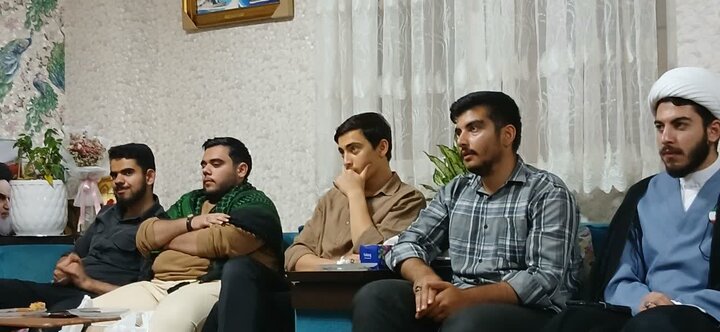 تصاویر / دیدار مدیر ،اساتید وطلاب مدرسه علمیه شیخ الاسلام قزوین با مادر هشت شهید دفاع مقدس سوم