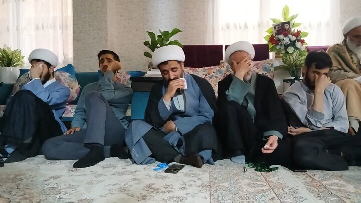 تصاویر / دیدار مدیر ،اساتید وطلاب مدرسه علمیه شیخ الاسلام قزوین با مادر هشت شهید دفاع مقدس سوم