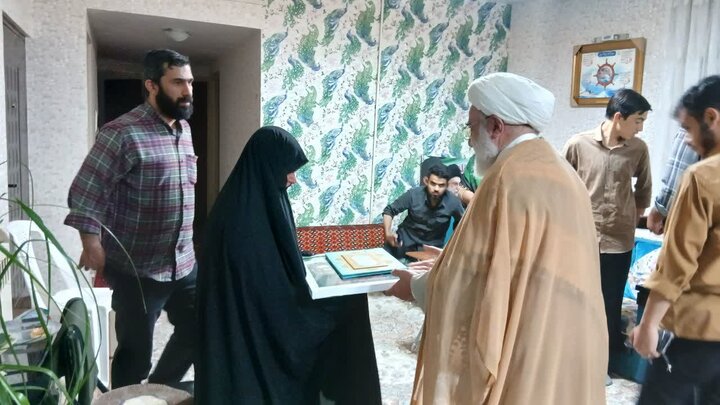 تصاویر / دیدار مدیر ،اساتید وطلاب مدرسه علمیه شیخ الاسلام قزوین با مادر هشت شهید دفاع مقدس سوم