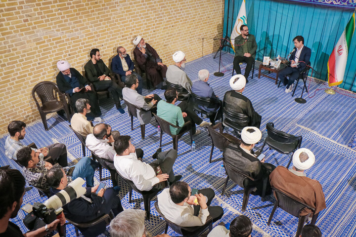 تصاویر/ آئین رونمایی از مجموعه شعر یوسف تر از ماه