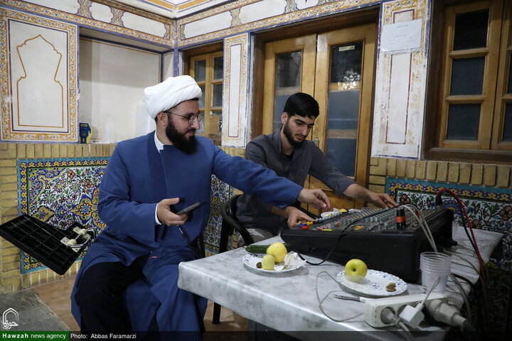 من حُجَر مدرسة "جهانغيرخان" العلمية في قم إلى منزل الزوجية