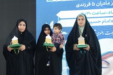تصاویر/ تجلیل از مادران ۵ فرزندی در دیّر