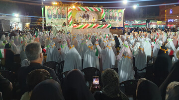 جشنی متفاوت در میدان نبوت قم / دخترانی که با چادر، تجمع حماسی مردم را سفید کردند