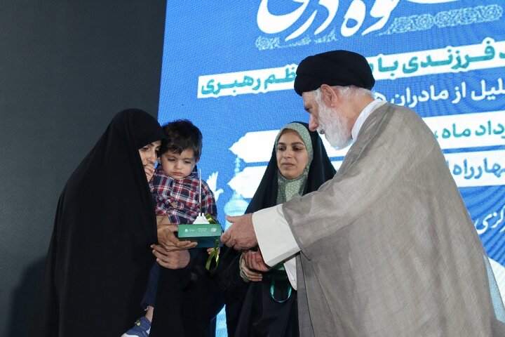 تصاویر/ تجلیل از مادران ۵ فرزندی در دیّر