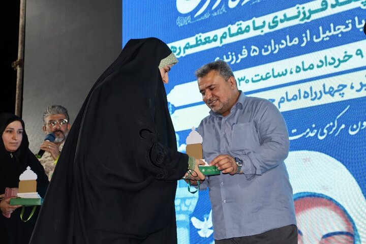 تصاویر/ تجلیل از مادران ۵ فرزندی در دیّر
