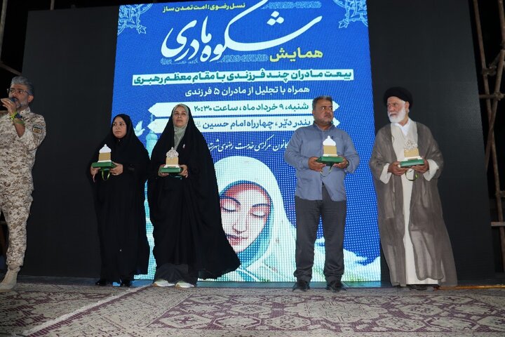 تصاویر/ تجلیل از مادران ۵ فرزندی در دیّر