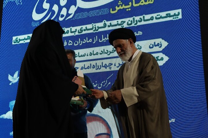 تصاویر/ تجلیل از مادران ۵ فرزندی در دیّر