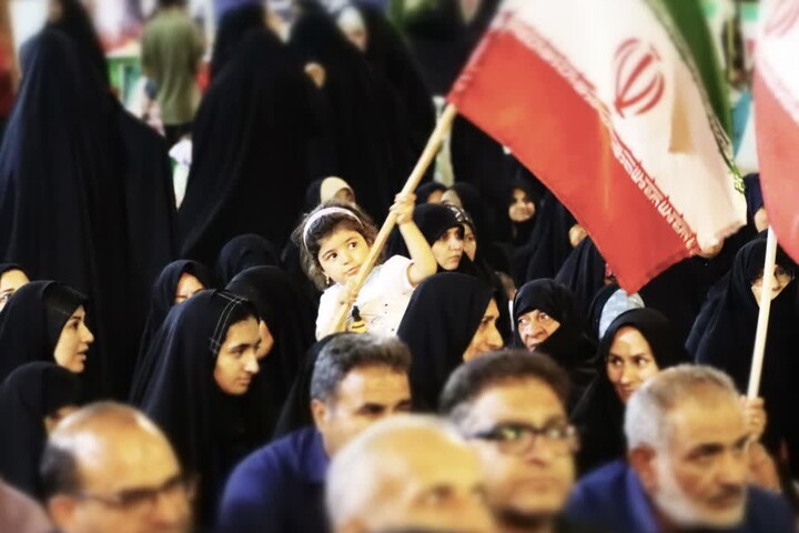 تصاویر/  راهپیمایی بافقی ها با حضور امام جمعه بافق و مردم همیشه در صحنه شهرستان در بلوار وحشی بافقی
