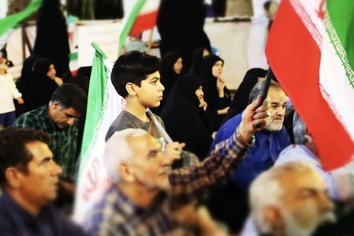 تصاویر/  راهپیمایی بافقی ها با حضور امام جمعه بافق و مردم همیشه در صحنه شهرستان در بلوار وحشی بافقی