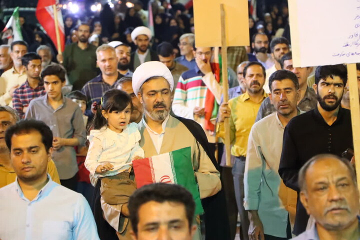 تصاویر/  راهپیمایی بافقی ها با حضور امام جمعه بافق و مردم همیشه در صحنه شهرستان در بلوار وحشی بافقی