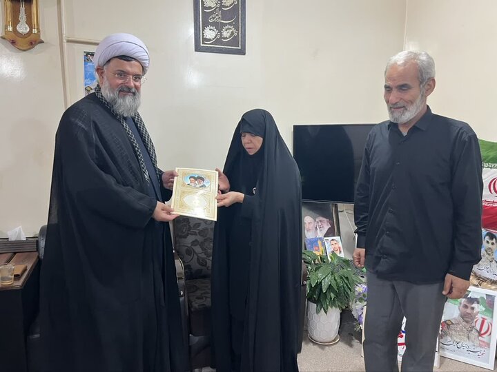 دیدار امام جمعه شهرستان دشتی با خانواده شهید سید دانیال سجادی به مناسبت دهه امامت و ولایت