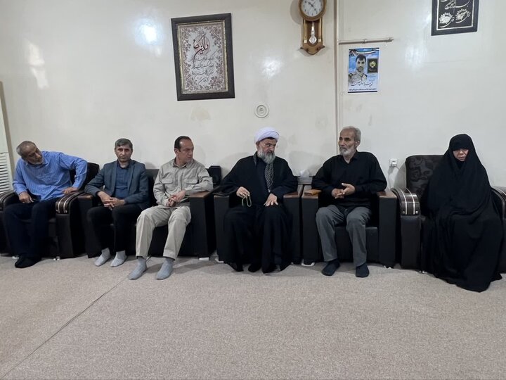 دیدار امام جمعه شهرستان دشتی با خانواده شهید سید دانیال سجادی به مناسبت دهه امامت و ولایت