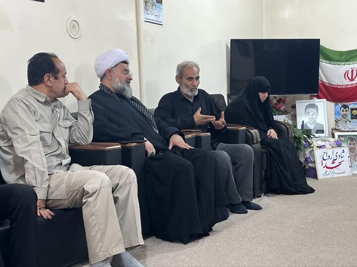 دیدار امام جمعه شهرستان دشتی با خانواده شهید سید دانیال سجادی به مناسبت دهه امامت و ولایت