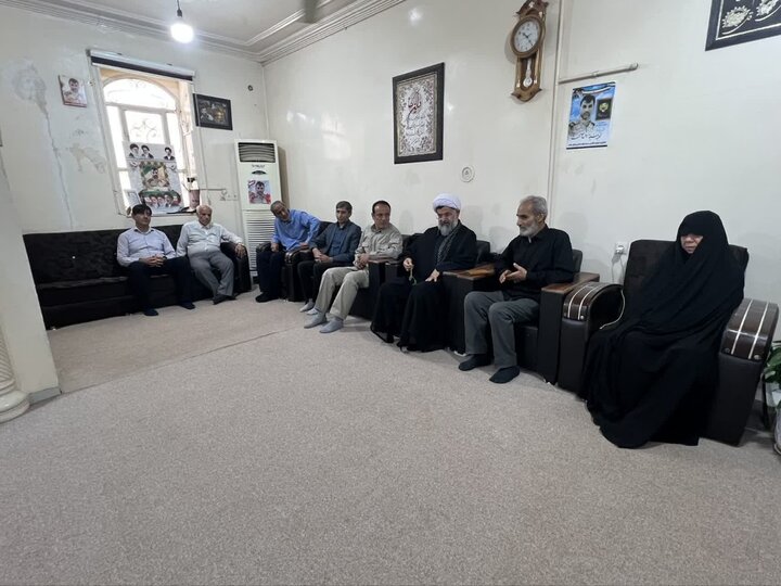 دیدار امام جمعه شهرستان دشتی با خانواده شهید سید دانیال سجادی به مناسبت دهه امامت و ولایت