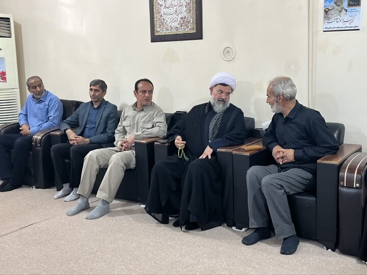 دیدار امام جمعه شهرستان دشتی با خانواده شهید سید دانیال سجادی به مناسبت دهه امامت و ولایت