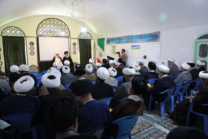تصاویر/ گردهمایی ائمه جمعه در مدرسه علمیه شهید صدوقی طزرجان