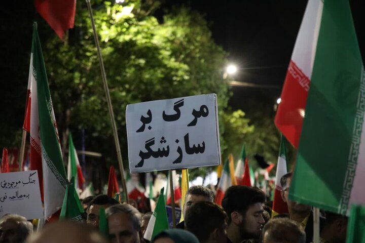 تصاویر/ نود و یکمین شب از قرار شبانه،تبلور حماسه حضور و ایستادگی مردم ولایتمدار و غیور ارومیه در میدان ولایت فقیه