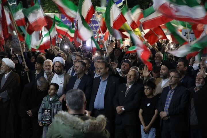 تصاویر/ نود و یکمین شب از قرار شبانه،تبلور حماسه حضور و ایستادگی مردم ولایتمدار و غیور ارومیه در میدان ولایت فقیه