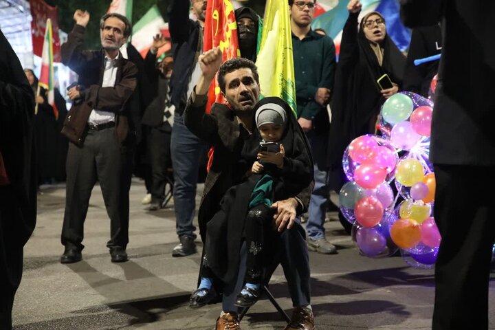 تصاویر/ نود و یکمین شب از قرار شبانه،تبلور حماسه حضور و ایستادگی مردم ولایتمدار و غیور ارومیه در میدان ولایت فقیه