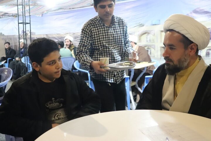 تصاویر/ استمرار خدمت رسانی موکب مدرسه علمیه قرآنی قائد شهید امام خامنه‌ای ارومیه