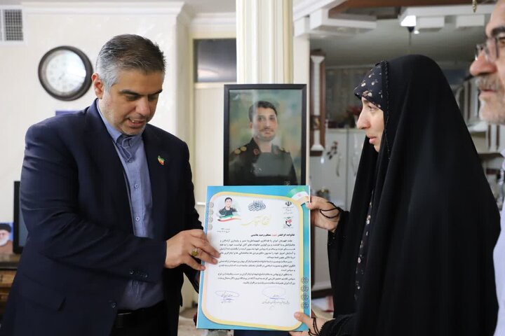 تصاویر/تجلیل استاندار مرکزی از صبر و ایثار خانواده شهید والامقام وحید هاشمی