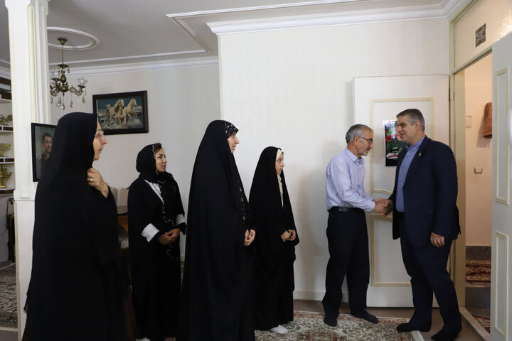 تصاویر/تجلیل استاندار مرکزی از صبر و ایثار خانواده شهید والامقام وحید هاشمی