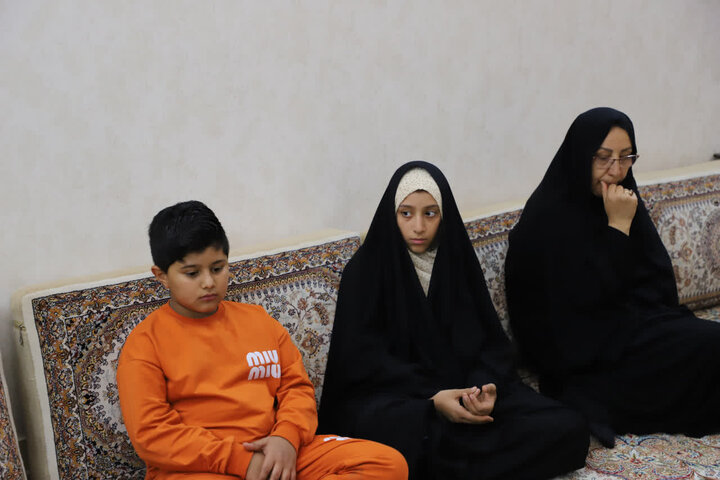 تصاویر/تجلیل استاندار مرکزی از صبر و ایثار خانواده شهید والامقام وحید هاشمی