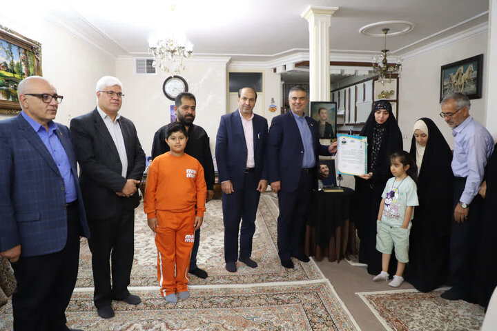 تصاویر/تجلیل استاندار مرکزی از صبر و ایثار خانواده شهید والامقام وحید هاشمی