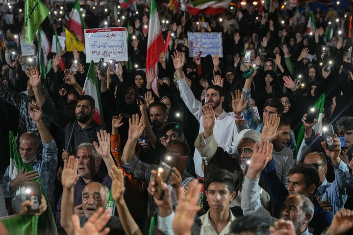 بیعت مردم میدان نبوت قم با ولایت در حضور خادمان حرم بانوی کرامت