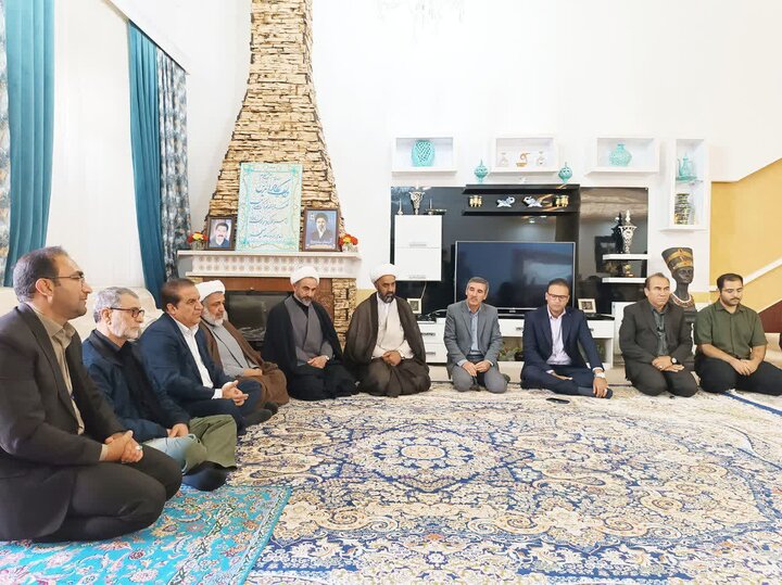 تصاویر/دیدار امام جمعه ایلام با خانواده شهدا