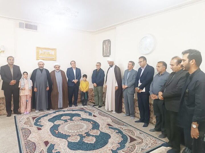 تصاویر/دیدار امام جمعه ایلام با خانواده شهدا