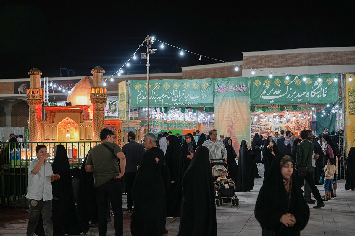 برپایی نمایشگاه «غدیر» در حرم بانوی کرامت + عکس