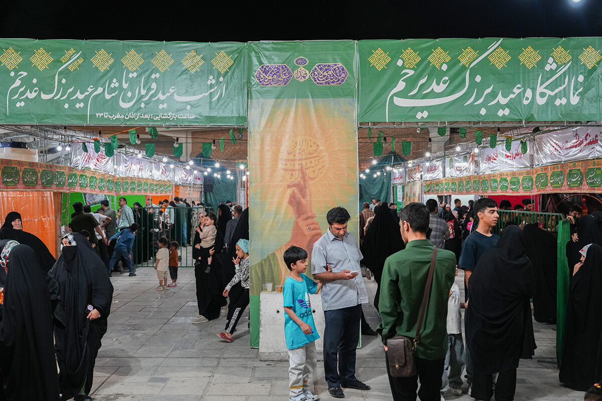 برپایی نمایشگاه «غدیر» در حرم بانوی کرامت +تصاویر