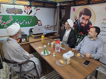 بازدید مسئولان مدرسه علمیه آیت‌الله مدنی کاشانی از دفتر گروه جهادی شهید حججی+عکس