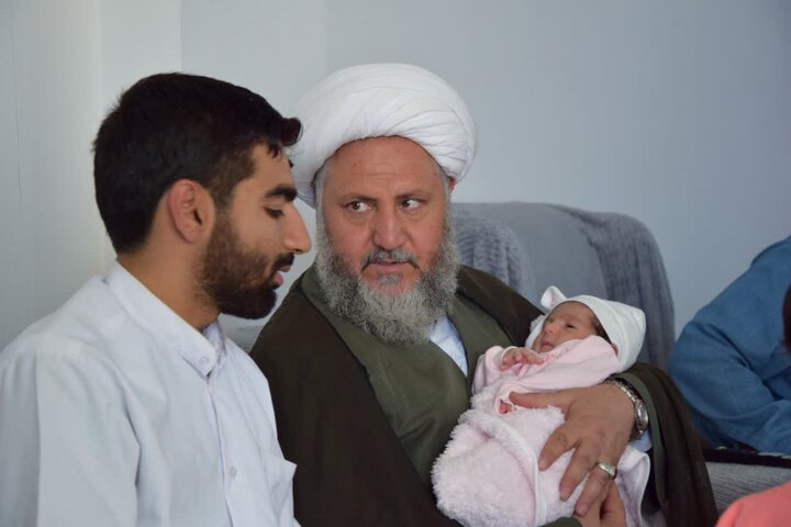 تصاویر/ حضور  امام جمعه آران و بیدگل با خانواده طلبه شهید مهدی گوهری