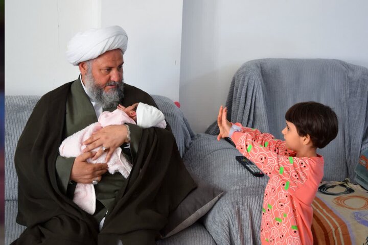 تصاویر/ حضور  امام جمعه آران و بیدگل با خانواده طلبه شهید مهدی گوهری