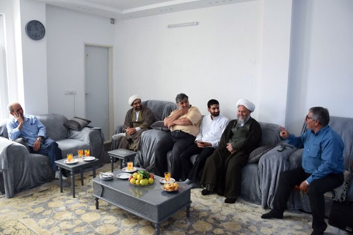تصاویر/ حضور  امام جمعه آران و بیدگل با خانواده طلبه شهید مهدی گوهری