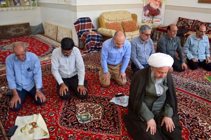 تصاویر/ حضور  امام جمعه آران و بیدگل با خانواده طلبه شهید مهدی گوهری
